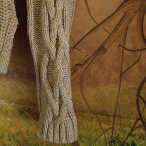 Old Navy Classic Cable Knit Sweater - Picture 5 of 8